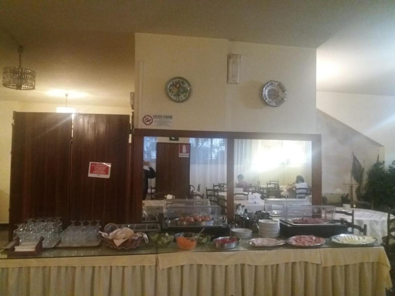 Columbus Urban Resort Флоренция Екстериор снимка A buffet in a restaurant