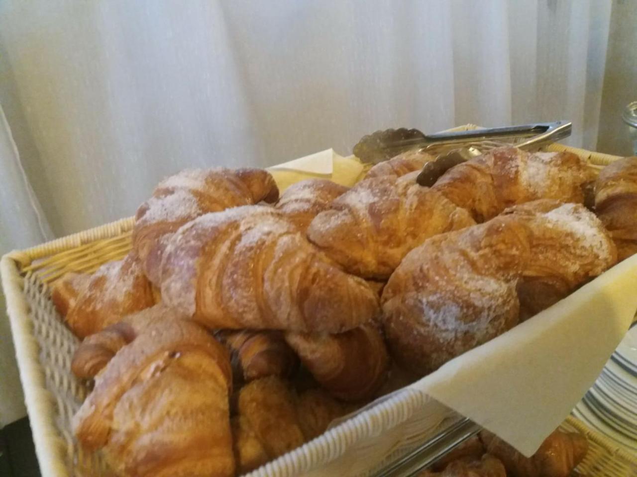 Columbus Urban Resort Флоренция Екстериор снимка Croissants