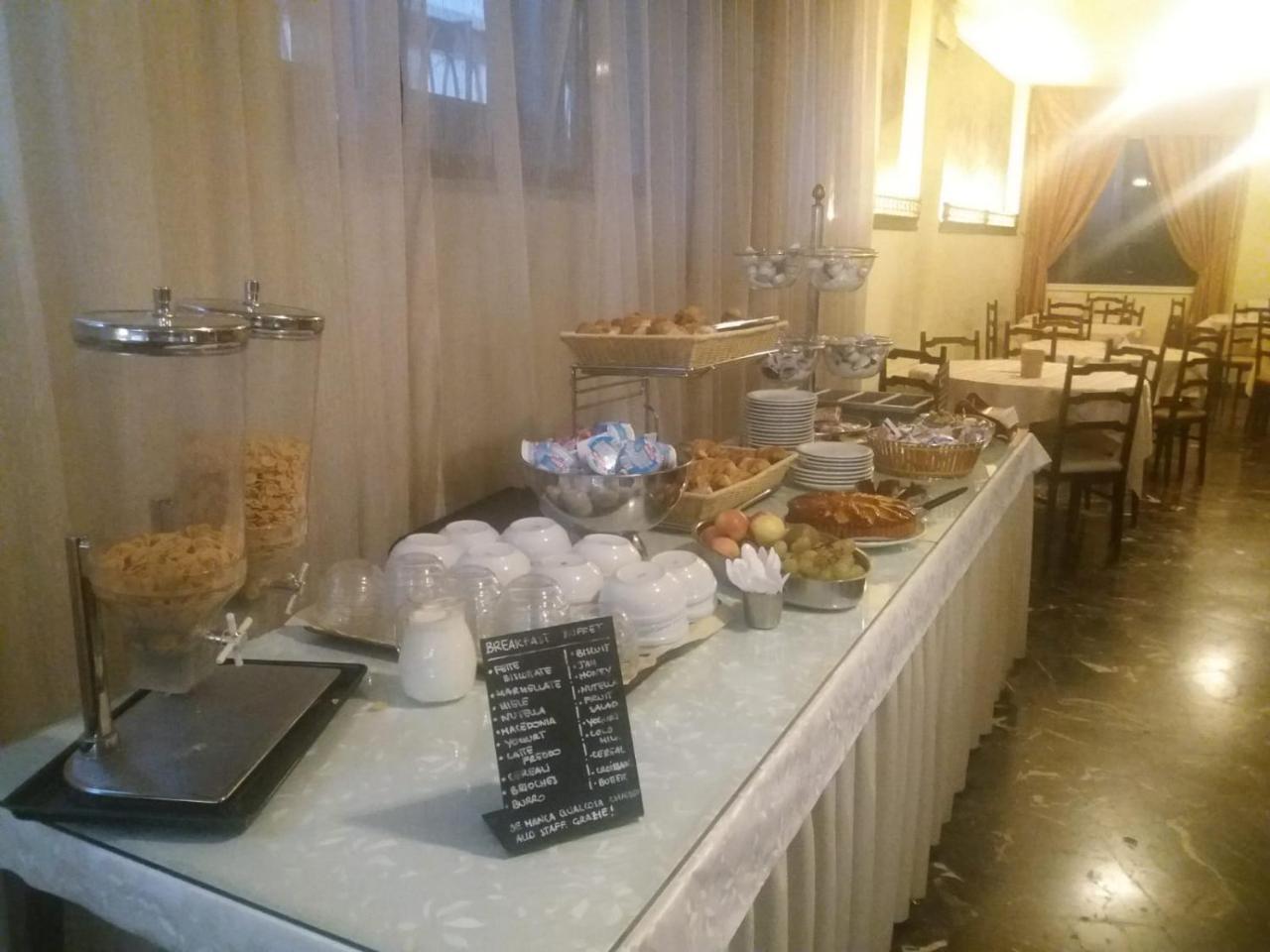 Columbus Urban Resort Флоренция Екстериор снимка A buffet at a hotel