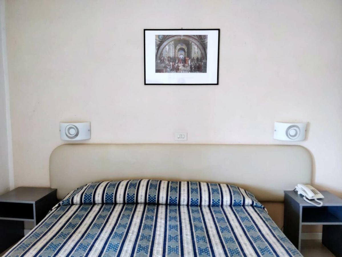 Columbus Urban Resort Флоренция Екстериор снимка A typical room at the hotel