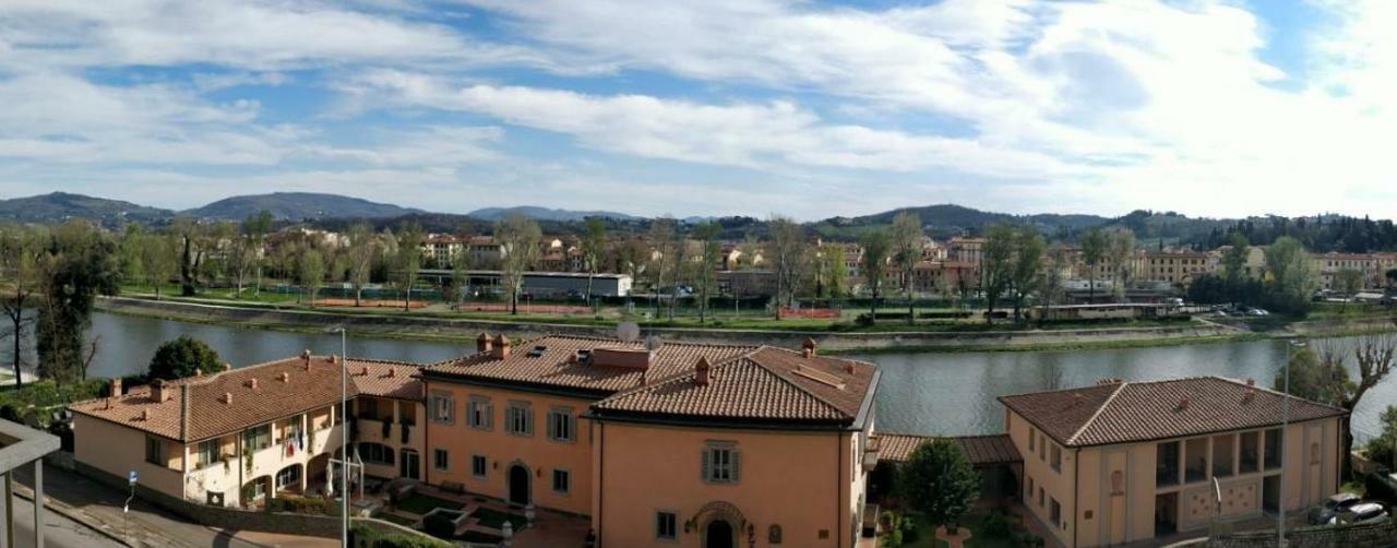 Columbus Urban Resort Флоренция Екстериор снимка View of the Arno river from the tower of the Palazzo del Podestà